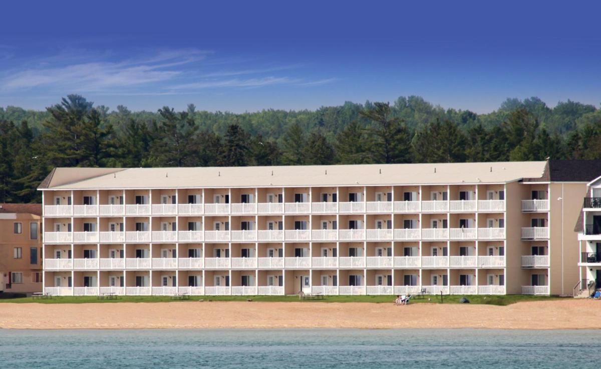 MACKINAW BEACH AND BAY INN & SUITES ::: MACKINAW CITY, MI ::: COMPARE HOTEL  RATES